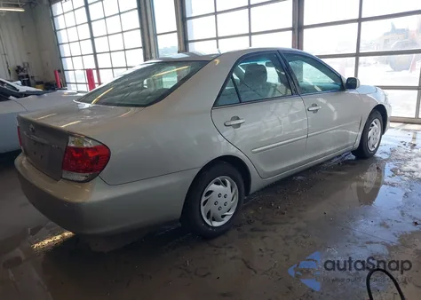 2005 Toyota Camry Le z USA, uszkodzony, nr VIN 4T1BE32KX5U066707